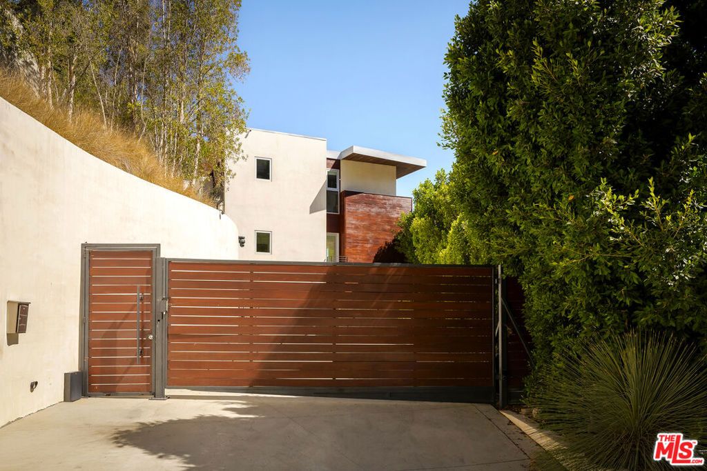 1700 Queens Court, Los Angeles, CA 90069 — photo 2