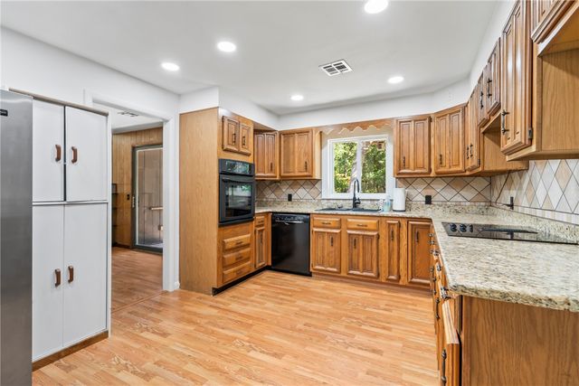 16550 Bluebird Way, Gravette, AR 72736