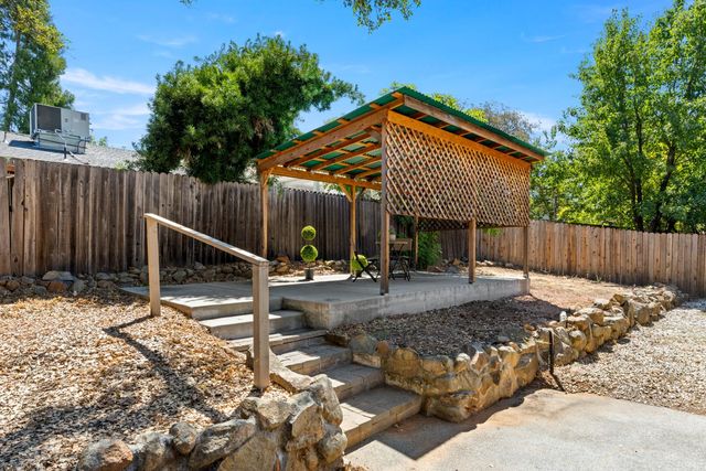 861 Live Oak Way, Auburn, CA 95603