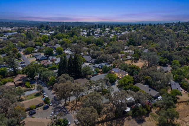 861 Live Oak Way, Auburn, CA 95603