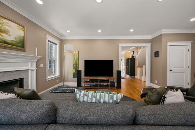 40 Grove St 1, Waltham, MA 02453