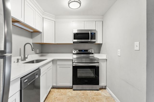 3 Albert Dr 11, Woburn, MA 01801