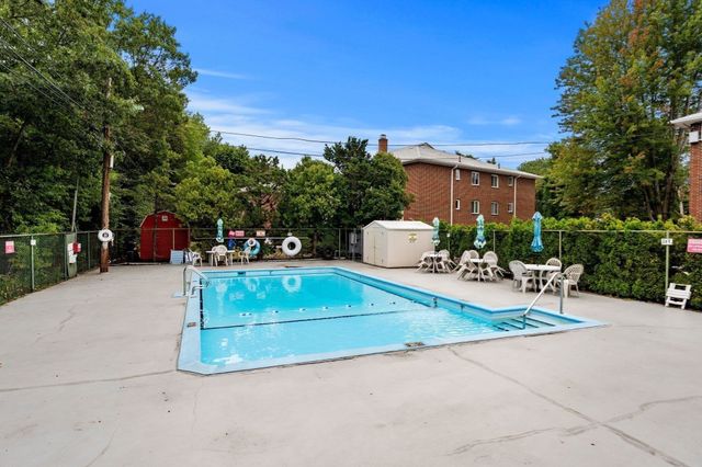 3 Albert Dr 11, Woburn, MA 01801