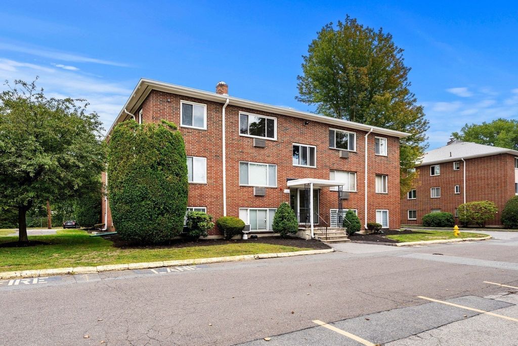 3 Albert Dr 11, Woburn, MA 01801