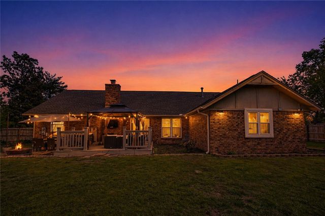 2612 W Chateau Drive, Rogers, AR 72758