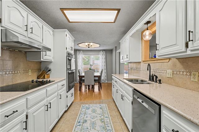 2612 W Chateau Drive, Rogers, AR 72758