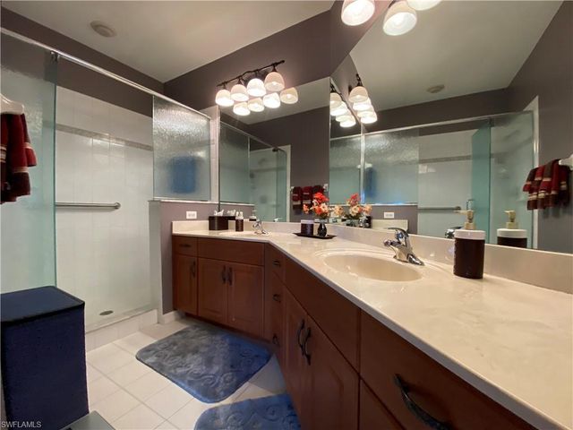 155 Vintage CIR 103, Naples, FL 34119