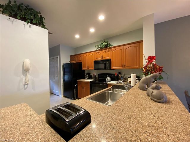 155 Vintage CIR 103, Naples, FL 34119