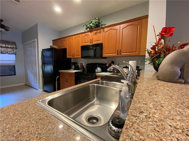 155 Vintage CIR 103, Naples, FL 34119