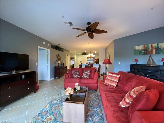 155 Vintage CIR 103, Naples, FL 34119
