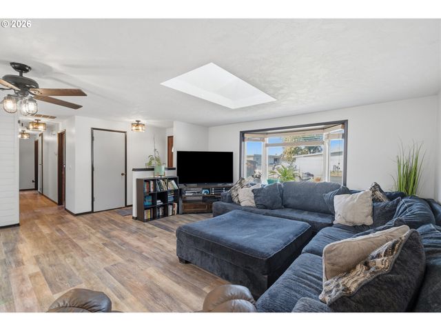 1416 N EVERGREEN Ave, Stayton, OR 97383