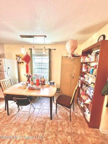 212 N 19th Avenue, Hattiesburg, MS 39401