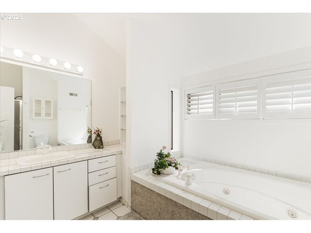 19768 WILDWOOD Dr, West Linn, OR 97068