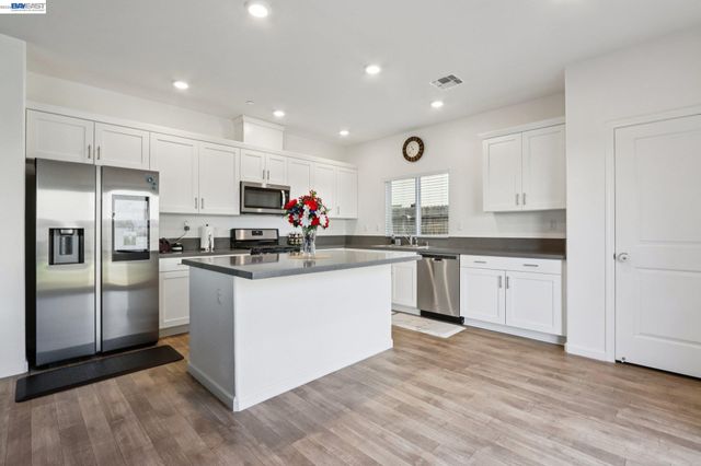 1449 Dorona Ln, Manteca, CA 95336