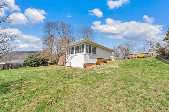 405 Hilltop DR, Rocky Mount, VA 24151