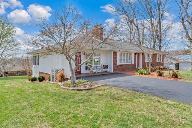 405 Hilltop DR, Rocky Mount, VA 24151