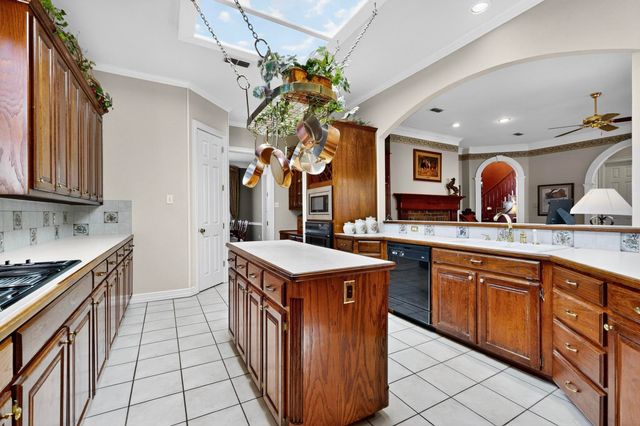 2115 Royal Dominion Court, Arlington, TX 76006