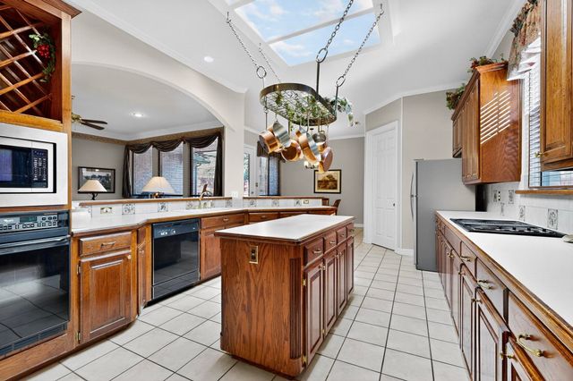 2115 Royal Dominion Court, Arlington, TX 76006