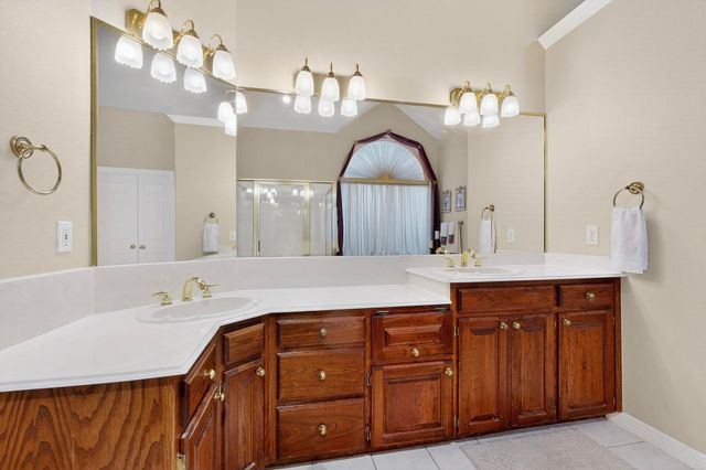 2115 Royal Dominion Court, Arlington, TX 76006