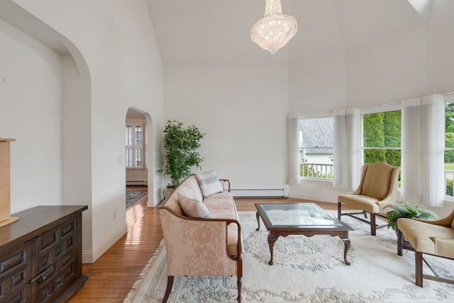 276 Shore St, Falmouth, MA 02540