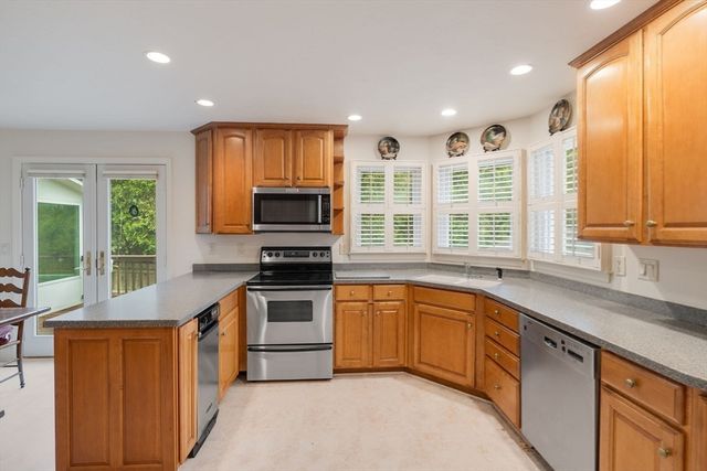 276 Shore St, Falmouth, MA 02540