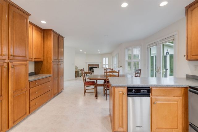 276 Shore St, Falmouth, MA 02540