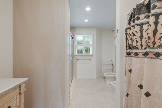 276 Shore St, Falmouth, MA 02540