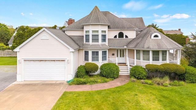 276 Shore St, Falmouth, MA 02540