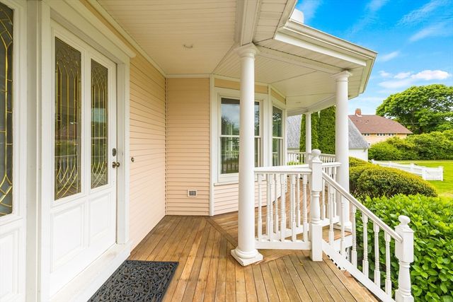 276 Shore St, Falmouth, MA 02540