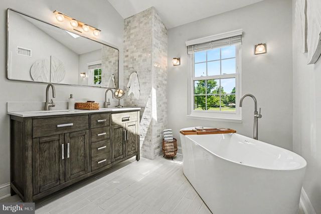 221 CANTERBURY CT, Blue Bell, PA 19422