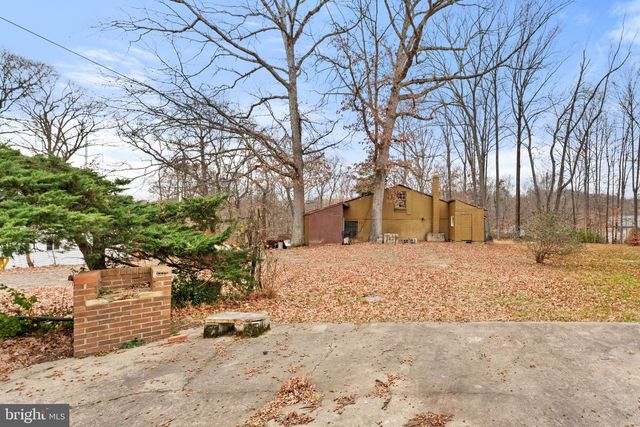 8906 HOOES RD, Lorton, VA 22079