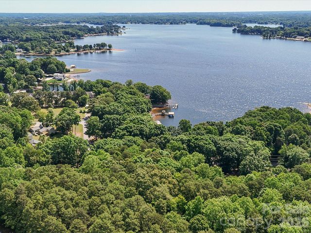 8793 Peninsula Drive, Terrell, NC 28682