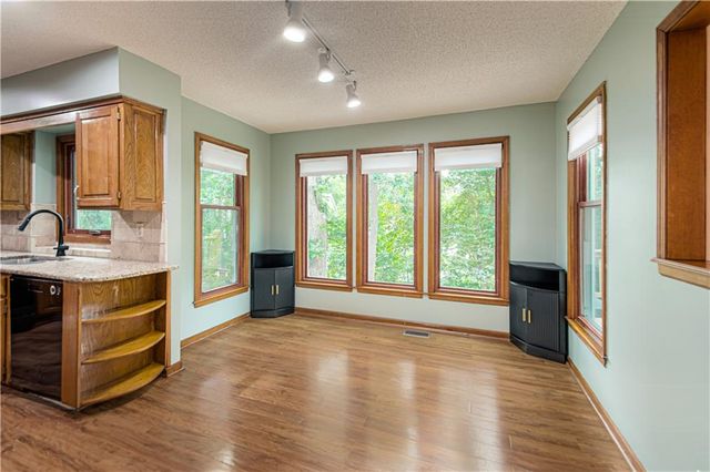 13723 W 75th Place, Lenexa, KS 66216