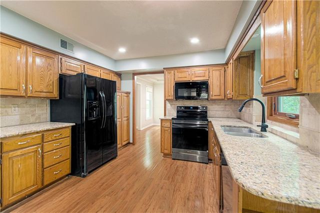 13723 W 75th Place, Lenexa, KS 66216