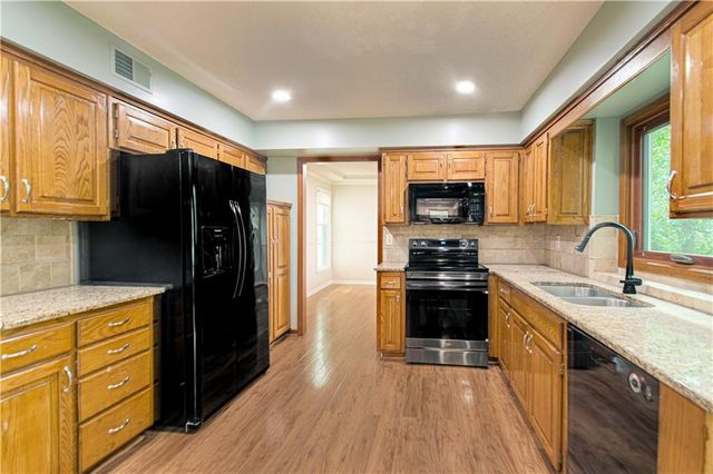 13723 W 75th Place, Lenexa, KS 66216