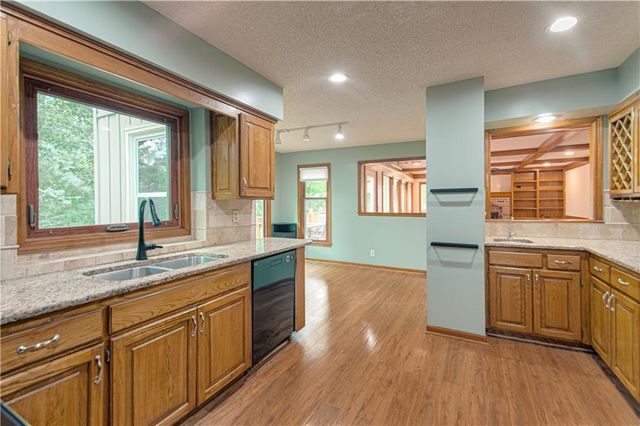 13723 W 75th Place, Lenexa, KS 66216