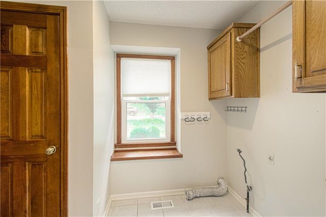 13723 W 75th Place, Lenexa, KS 66216