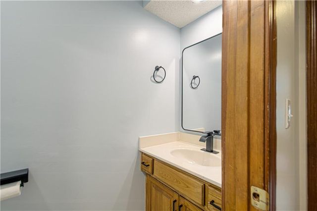 13723 W 75th Place, Lenexa, KS 66216