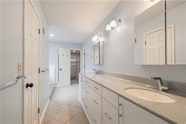 13723 W 75th Place, Lenexa, KS 66216