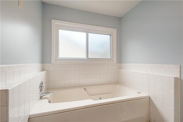 13723 W 75th Place, Lenexa, KS 66216