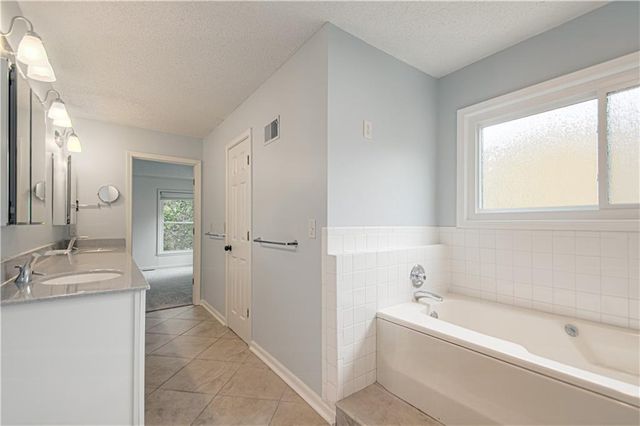 13723 W 75th Place, Lenexa, KS 66216