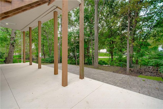 13723 W 75th Place, Lenexa, KS 66216