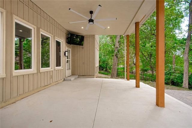 13723 W 75th Place, Lenexa, KS 66216