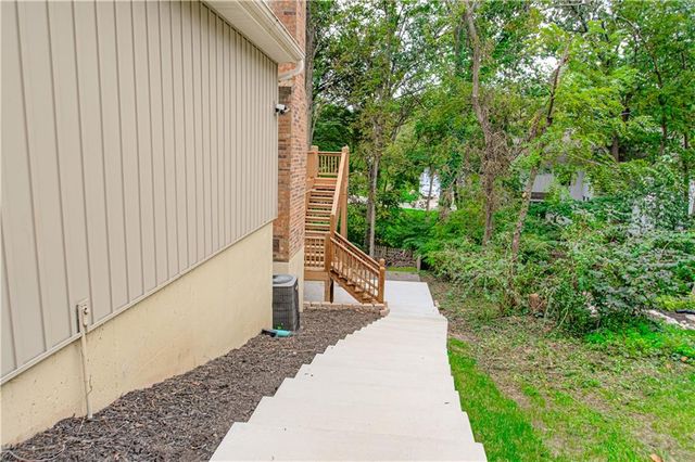 13723 W 75th Place, Lenexa, KS 66216