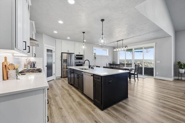2640 S Summit Estates Dr, Greenacres, WA 99016