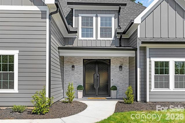 5046 Woodwinds Drive NE, Hickory, NC 28601