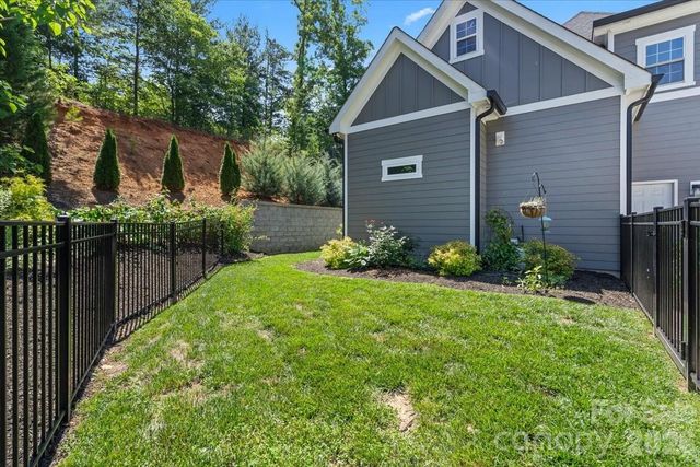 5046 Woodwinds Drive NE, Hickory, NC 28601