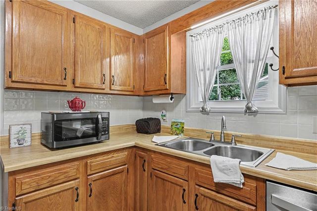 102 Brookhollow Lane, Archdale, NC 27263