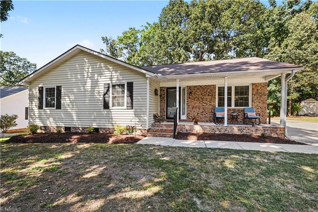 102 Brookhollow Lane, Archdale, NC 27263