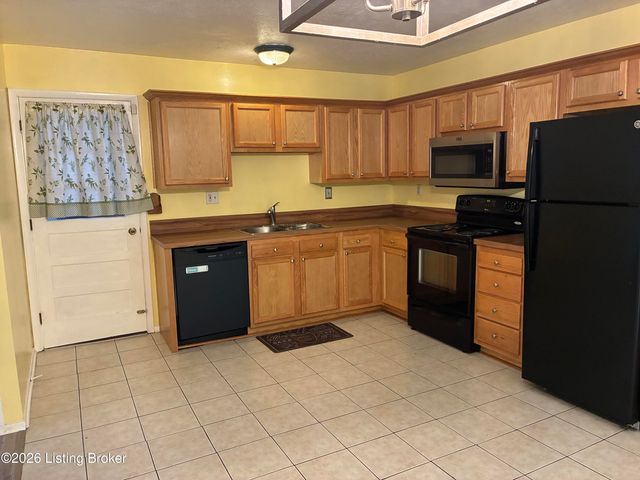 9801 Tucson Ct, Louisville, KY 40223
